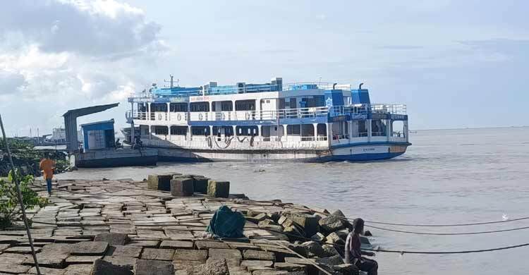 ভোলার ৯ রুটে লঞ্চ চলাচল বন্ধ