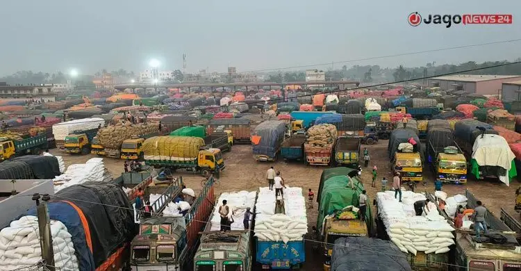 জ্বালানি সংকটে মিলছে না ট্রাক, জমছে পণ্যের স্তূপ