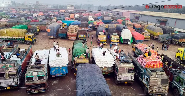 জ্বালানি সংকটে মিলছে না ট্রাক, জমছে পণ্যের স্তূপ