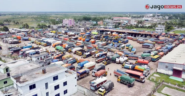জ্বালানি সংকটে মিলছে না ট্রাক, জমছে পণ্যের স্তূপ