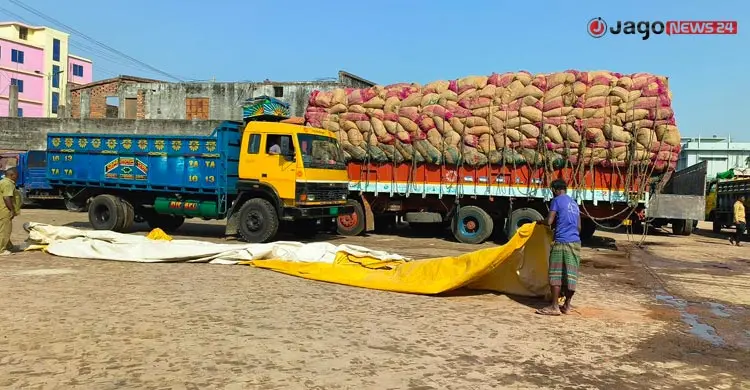 জ্বালানি সংকটে মিলছে না ট্রাক, জমছে পণ্যের স্তূপ