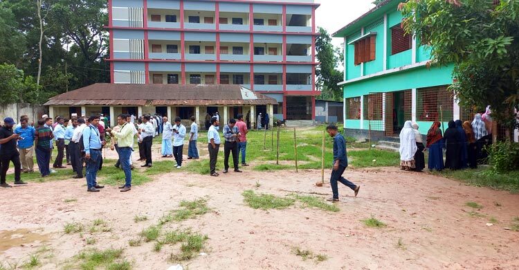 ফুলগাজীতে জাল ভোট দিতে গিয়ে আটক ১১