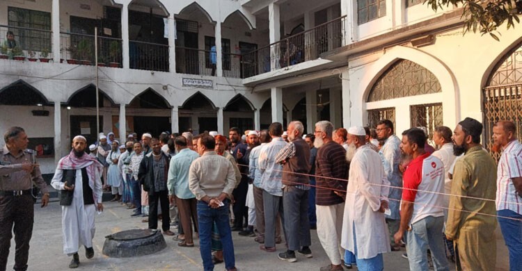 মোবাইল নিয়ে কেন্দ্রে যাওয়া যাবে না বলতেই উত্তেজিত ভোটাররা 