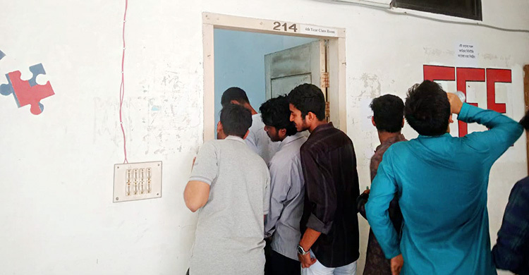 প্রিসাইডিং অফিসারের স্বাক্ষর ছাড়াই ভোট গ্রহণের অভিযোগ