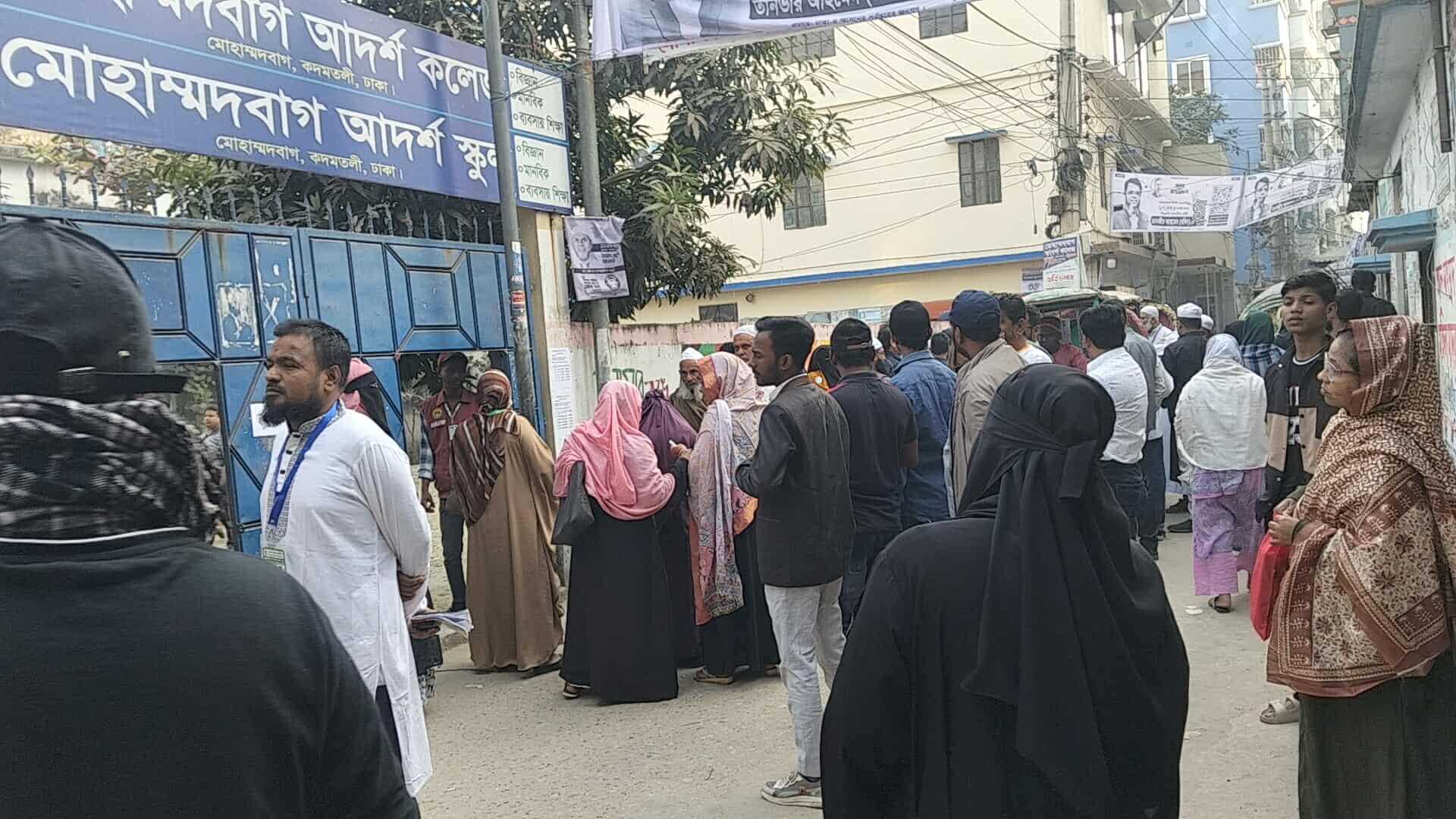 ভোট উৎসবে ভোটারদের দীর্ঘ লাইন