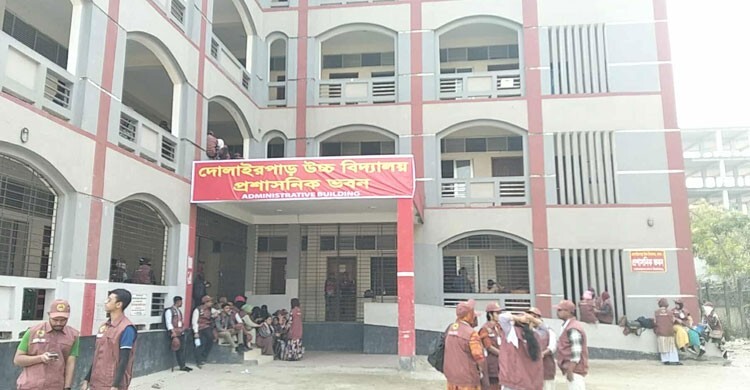 সরঞ্জাম নিতে জড়ো হচ্ছেন ঢাকা-৪ এর নির্বাচনি কর্মকর্তা-কর্মচারীরা