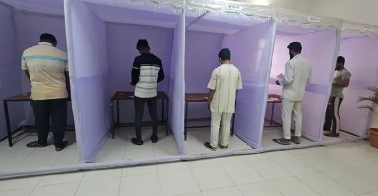 কারাগারে পোস্টাল ব্যালটে ভোট দিলেন ৪৫৩৮ বন্দি, কালও চলবে ভোট