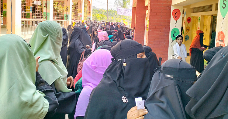 টেকনাফে কেন্দ্রে নারী ভোটারের উপস্থিতি বেশি