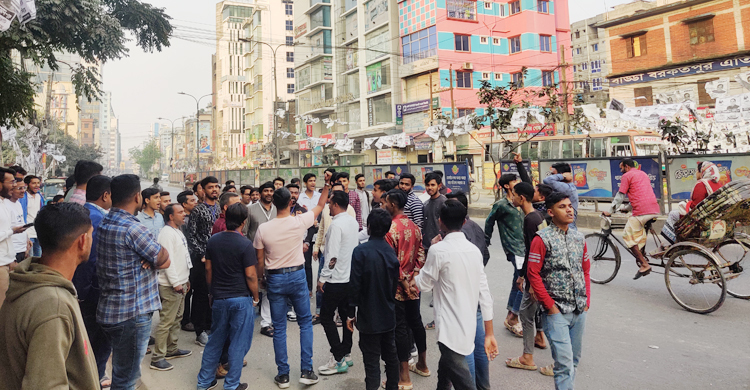 ভেতরে চলছে গণনা, বাইরে ‘নৌকা মার্কা জিতে গেলো’ স্লোগান