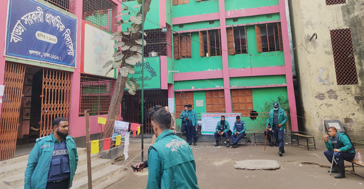 ভেতরে চলছে গণনা, বাইরে &lsquo;নৌকা মার্কা জিতে গেলো&rsquo; স্লোগান