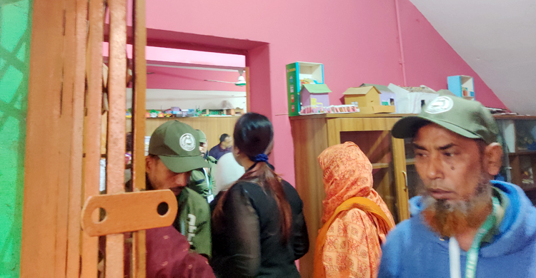 ভেতরে চলছে গণনা, বাইরে &lsquo;নৌকা মার্কা জিতে গেলো&rsquo; স্লোগান