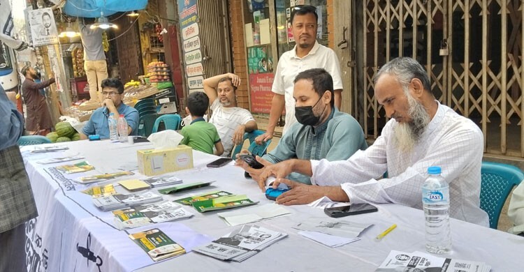 শেষ মুহূর্তে ভোটারদের তথ্য দিয়ে সহায়তা করছে ‘স্লিপ বিতরণ কেন্দ্র’