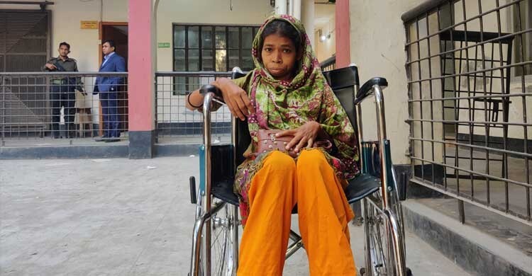দুই ঘণ্টায়ও ভোট দিতে পারেননি হুইলচেয়ারে কেন্দ্রে আসা খুরশিদা