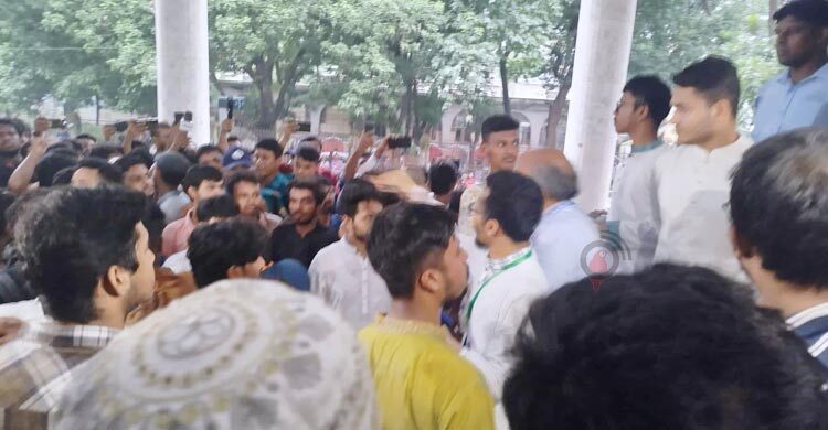 সিনেটের ভোটকেন্দ্রে হট্টগোল