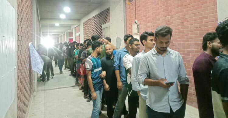 নজরুল হলে এখনো চলছে ভোটগ্রহণ, শিক্ষার্থীদের দীর্ঘ সারি