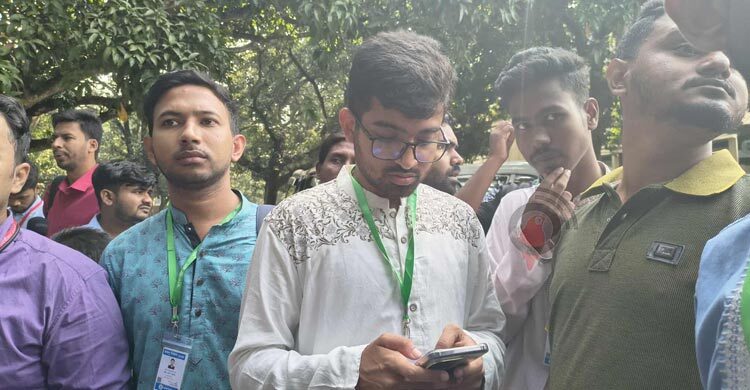 পোলিং এজেন্টদের ছবিসহ ভোটার তালিকা দেখতে বাধা দেওয়া হচ্ছে