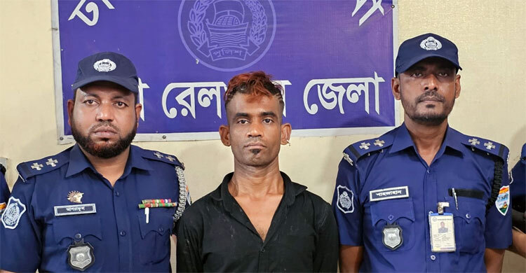 কমলাপুর স্টেশনে চাপাতি হাতে আতঙ্ক সৃষ্টি করা যুবক গ্রেফতার