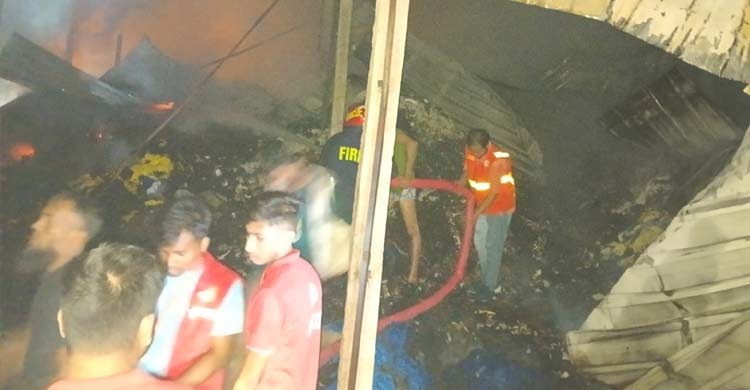 তিন ঘণ্টা পর সিদ্ধিরগঞ্জের ঝুট গুদামের আগুন নিয়ন্ত্রণে