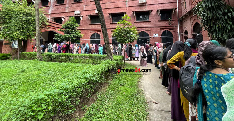 দুটি ব্যালট পেপার দেওয়ায় পোলিং অফিসারকে অব্যাহতি