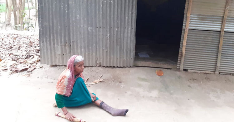 ভাঙা পা নিয়ে চিনি বিবির মানবেতর জীবন