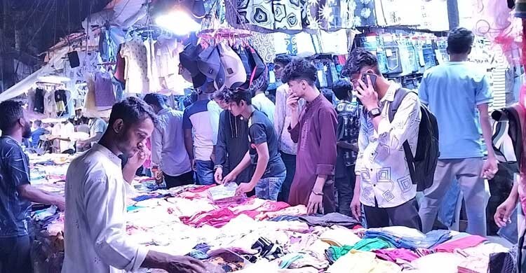 নদীপথে ঈদযাত্রা/ সদরঘাটের ফুটপাতেই ঈদ বাজারে ব্যস্ততা