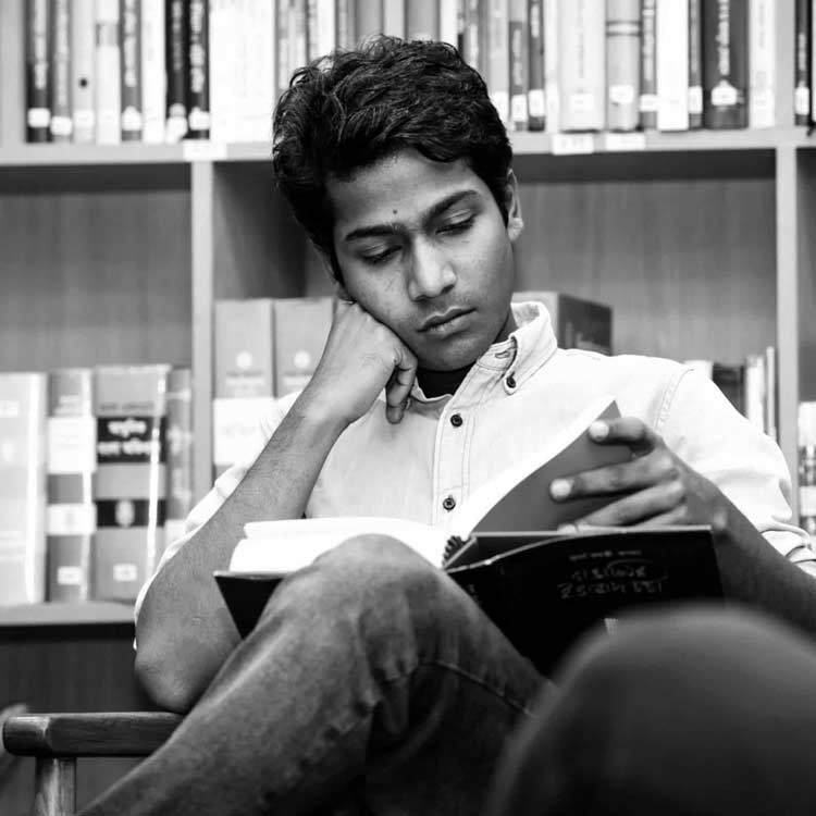 ওসি হয়েও আমার কম দামি ফোন, আপনি দামি ফোন নিয়ে ঘুরলে ছিনতাই হবেই!