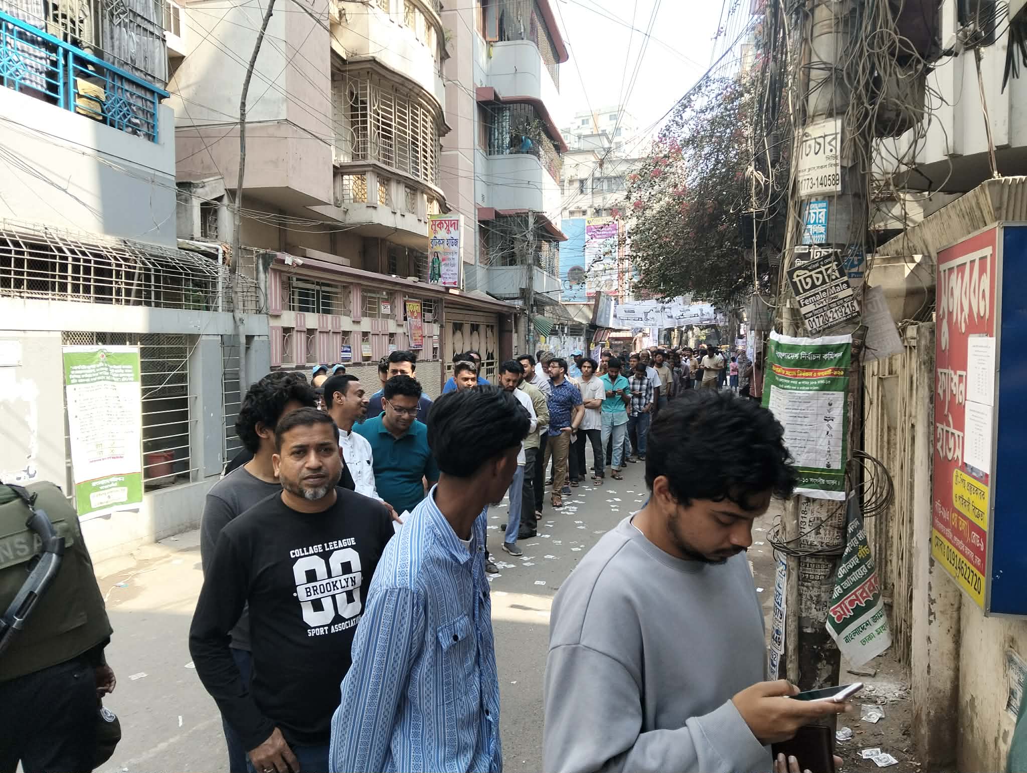 লাইনে অপেক্ষা, শৃঙ্খল পরিবেশে চলছে ভোটগ্রহণ