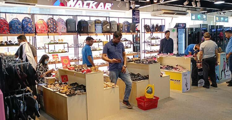 বাণিজ্যমেলায় ওয়াকার ফুটওয়্যারে ৭০ শতাংশ ছাড়