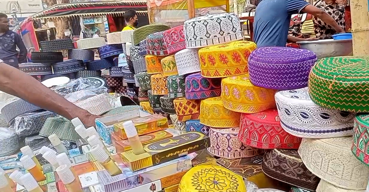 শেষ মুহূর্তে বেনাপোলে আতর-টুপির কসমেটিকসের দোকানে ভিড়