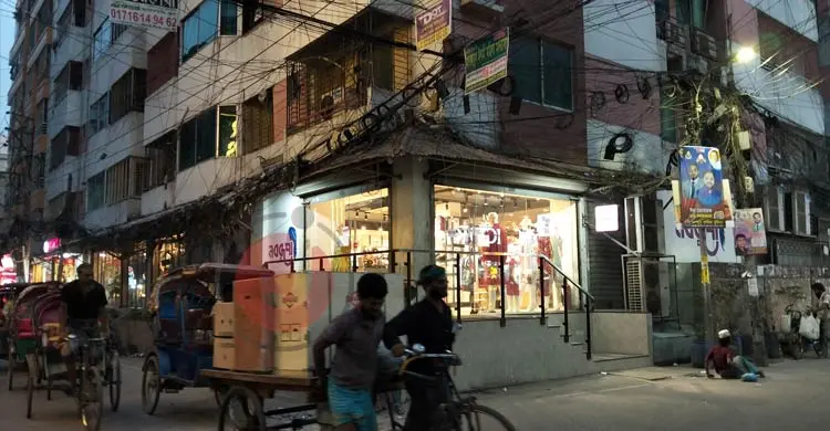 নির্ধারিত সময়ের পরও খোলা ওয়ারীর বিপণিবিতান, নির্দেশনা মানতে গড়িমসি