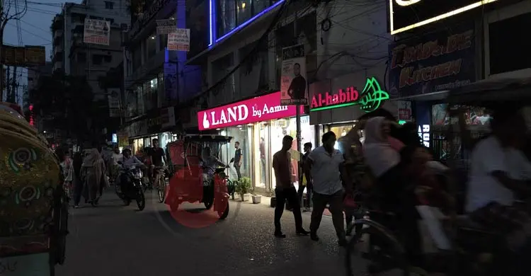 নির্ধারিত সময়ের পরও খোলা ওয়ারীর বিপণিবিতান, নির্দেশনা মানতে গড়িমসি