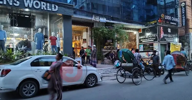 নির্ধারিত সময়ের পরও খোলা ওয়ারীর বিপণিবিতান, নির্দেশনা মানতে গড়িমসি