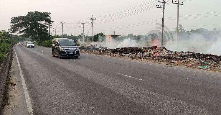 চৌদ্দগ্রাম পৌরসভার ময়লার গন্ধে মহাসড়কে চলা দায়