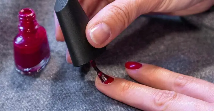 নেইলপলিশ ব্যবহার করা কি জায়েজ?