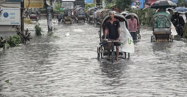 মেয়রের পদক্ষেপে সকালে নামলো পানি, দুপুরের বৃষ্টিতে ফের জলাবদ্ধতা