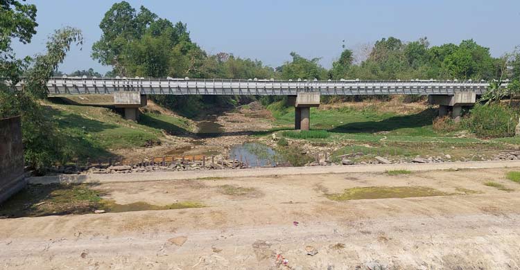 পানিশূন্য খাল, কলসির পানিতে ফসল রক্ষার চেষ্টা