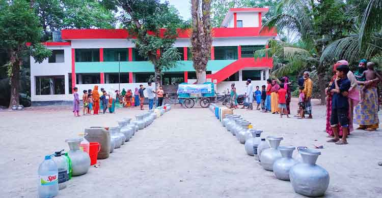 বাগেরহাটে শুকিয়ে গেছে খাল-বিল, বিশুদ্ধ পানির জন্য হাহাকার
