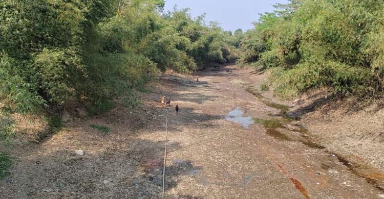 পানিশূন্য খাল, কলসির পানিতে ফসল রক্ষার চেষ্টা