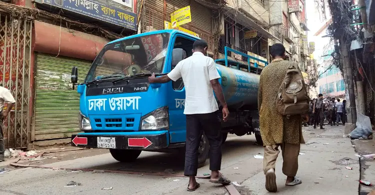 পানির সংকটে ওয়াসার গাড়ির পানি সরবরাহ