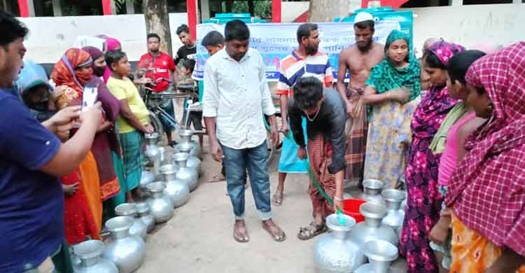 বাগেরহাটে শুকিয়ে গেছে খাল-বিল, বিশুদ্ধ পানির জন্য হাহাকার