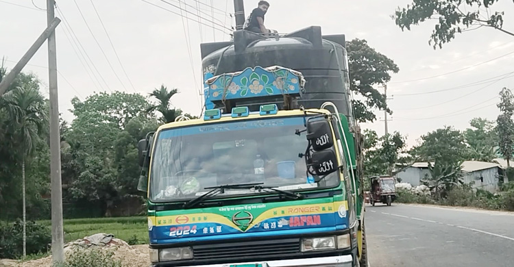 নলকূপ থেকে পানি যাচ্ছে রোহিঙ্গা ক্যাম্পে, সংকটে ভুগছেন স্থানীয়রা