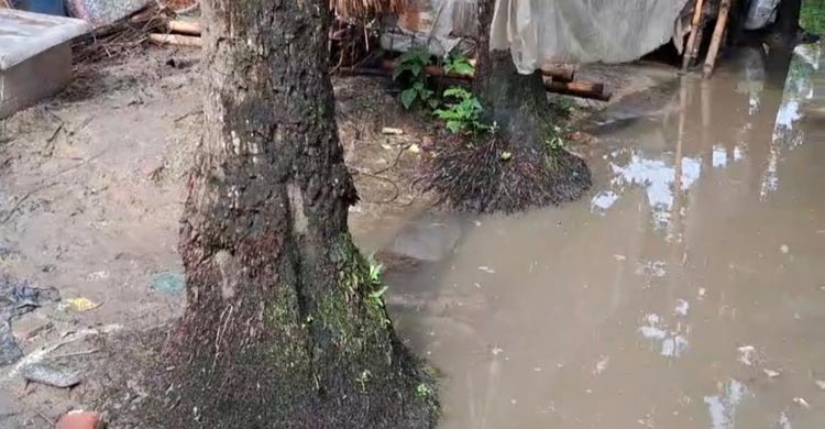 বৃষ্টি হলেই জলাবদ্ধতা, দুর্ভোগে মালোপাড়াবাসী
