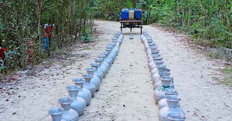 বাগেরহাটে শুকিয়ে গেছে খাল-বিল, বিশুদ্ধ পানির জন্য হাহাকার