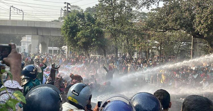 Police use water cannons, batons to disperse protesting teachers