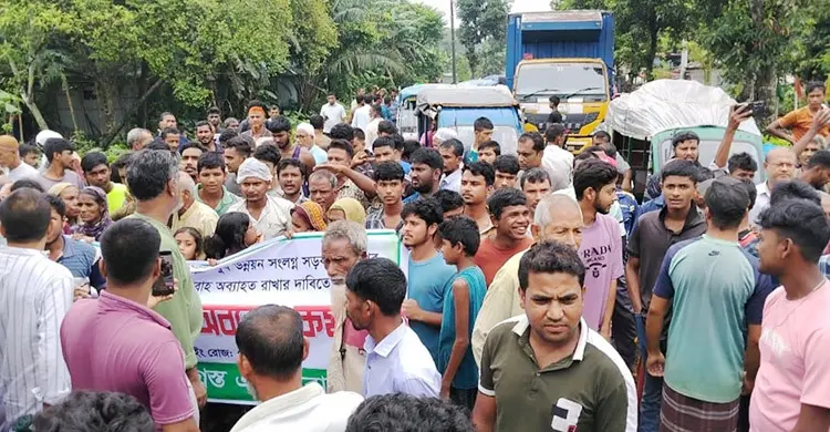খালের ওপর স্থাপনা নির্মাণ করায় জলাবদ্ধতা, তিন গ্রামবাসীর বিক্ষোভ
