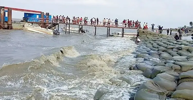 হাতিয়ার সঙ্গে সারাদেশের নৌ-যোগাযোগ বন্ধ