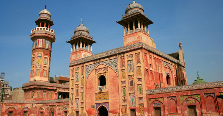 জুমার খুতবার সময় অনর্থক কাজে ব্যস্ত থাকা নাজায়েজ