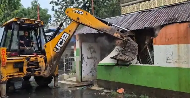 বুলডোজার দিয়ে গুঁড়িয়ে দেওয়া হলো তৃণমূলের দলীয় কার্যালয়