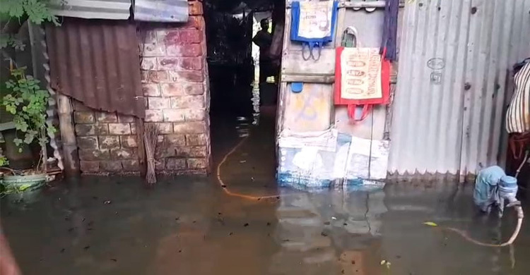 বৃষ্টিতে ঘরে হাঁটুপানি, খাট থেকে পড়ে প্রাণ গেলো ৬ মাসের শিশুর