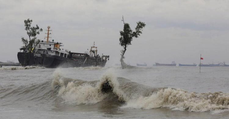 রাতে উপকূল অতিক্রম করবে গভীর নিম্নচাপ